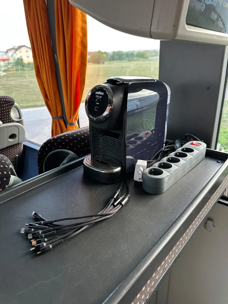 Aparat za kafu i punjači za telefone u autobusu N&N Travel